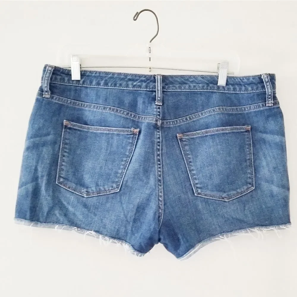 Universal Thread shorts with button fly closure - Picture 2 of 5